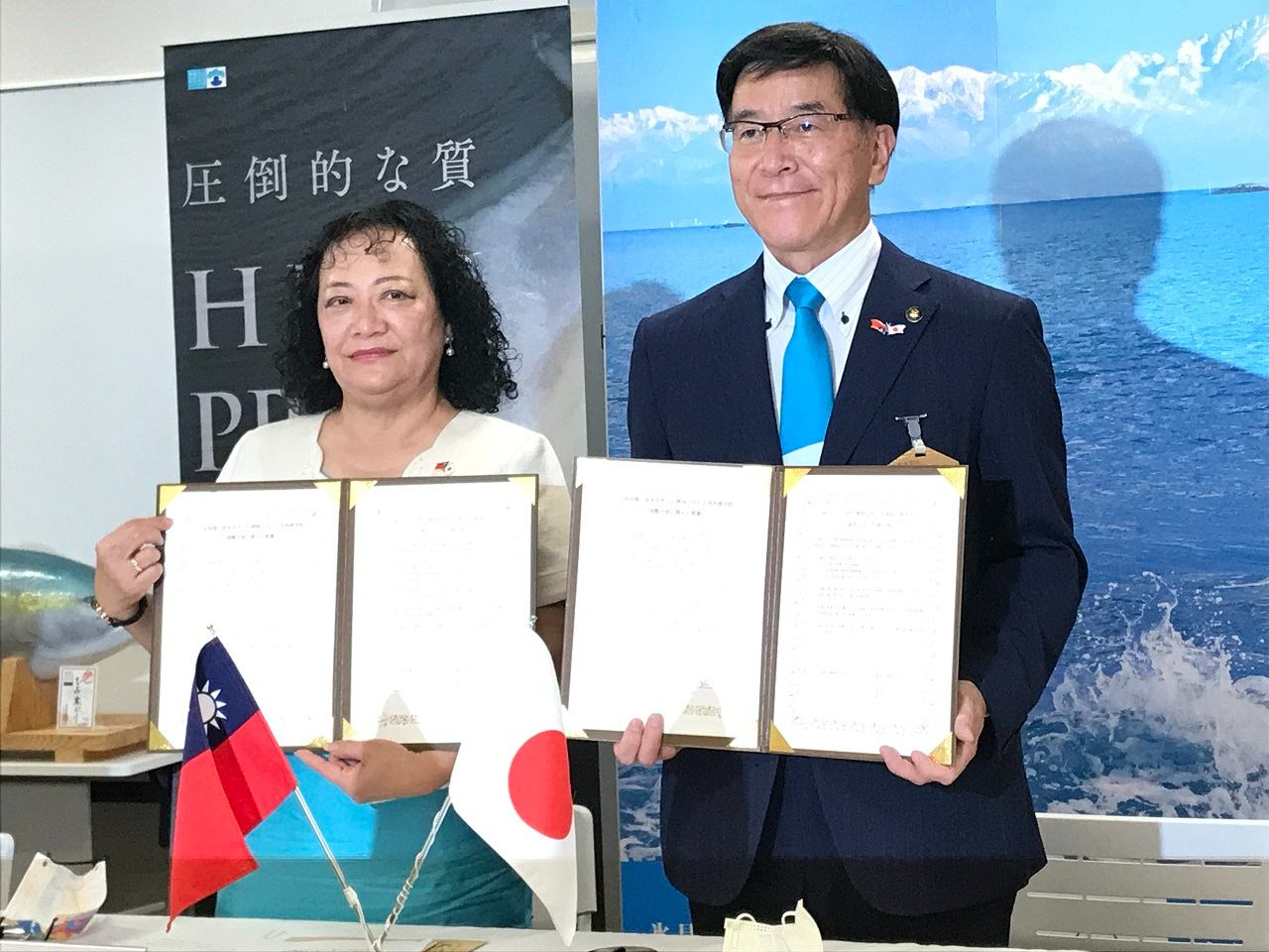 李香蘭・国立中山大学西湾学院副院長(左)と林正之・氷見市長(右)が覚書に署名
