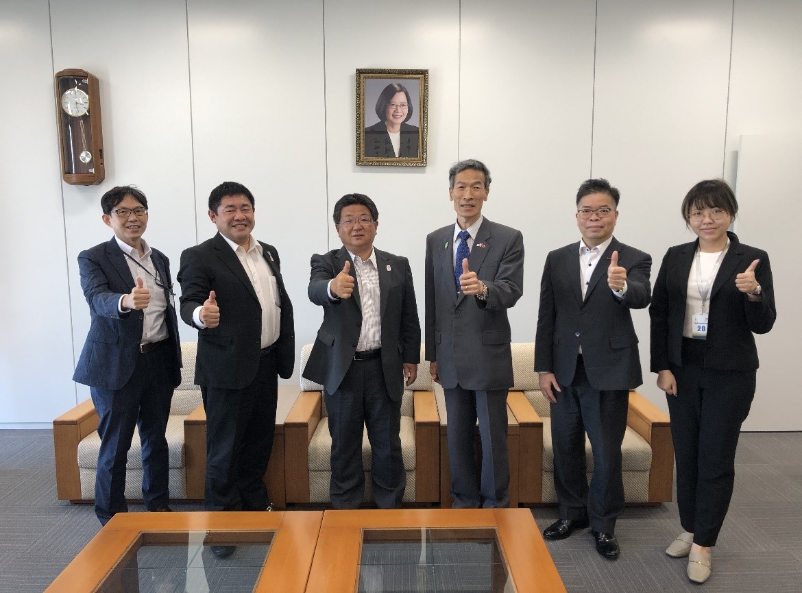 (左より)山中崇央・班長、辻誠造・室長、貴志幸生・課長、向処長、林部長、曽課長