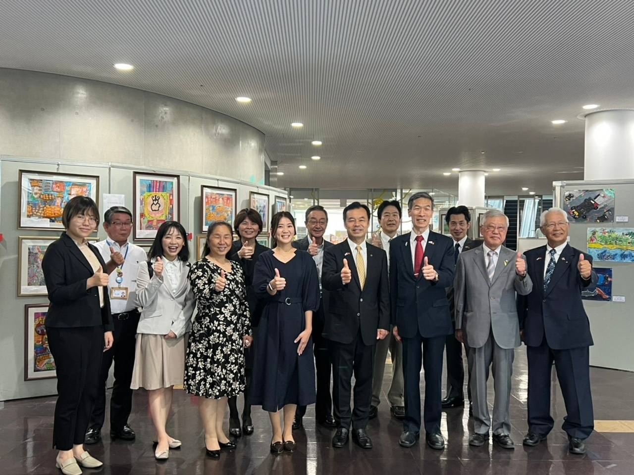 展覧会場にて記念撮影