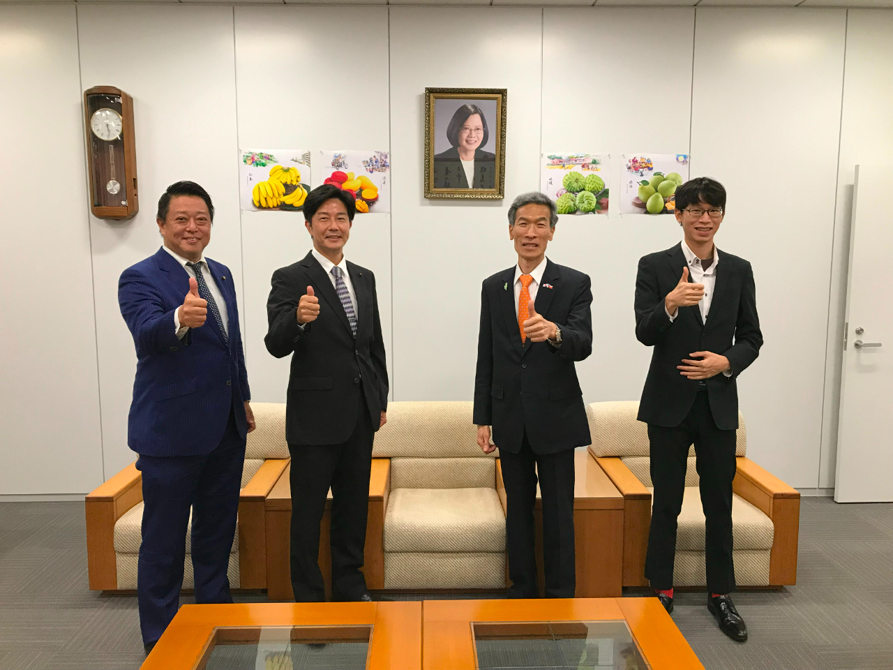 左より：木畑幹事長、札場会長、向処長、呉課長