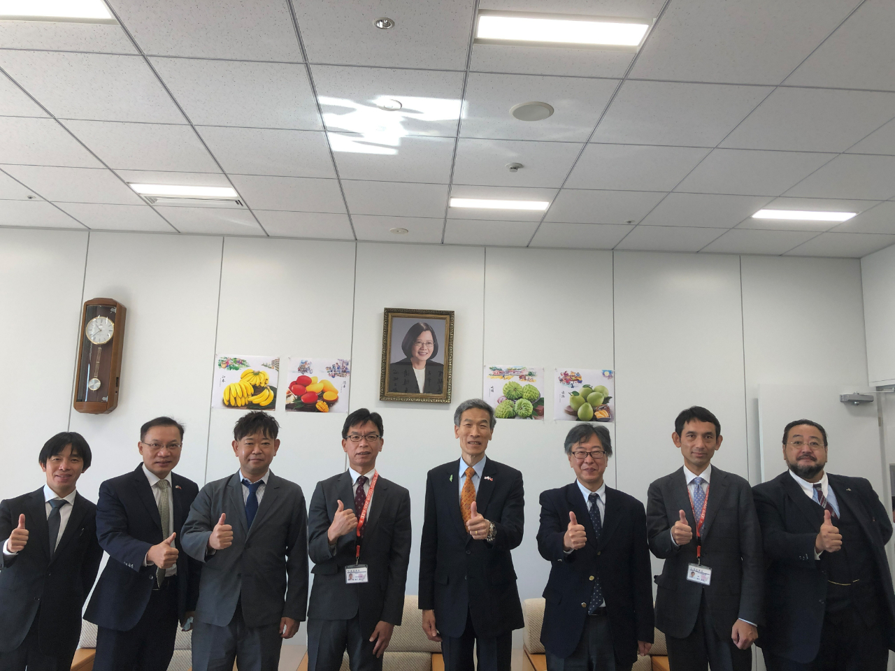 張副処長（左2）、松下理事（左4）、向処長（左5）、吉村理事長（右1）