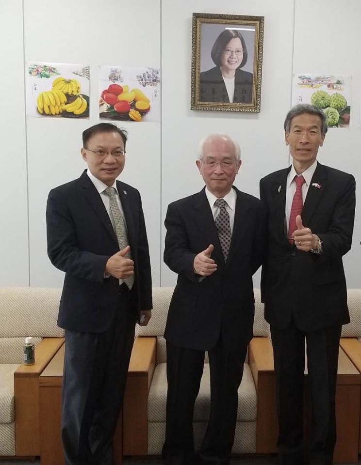 右から：向処長、前川師範、張副処長