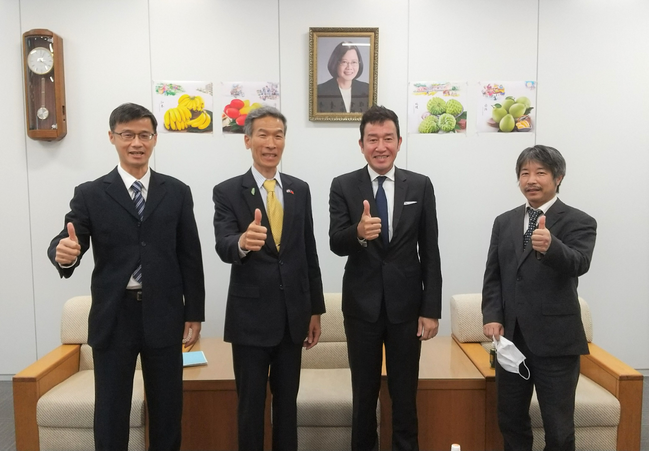 左より：黄部長、向処長、梶山会長、中島主任