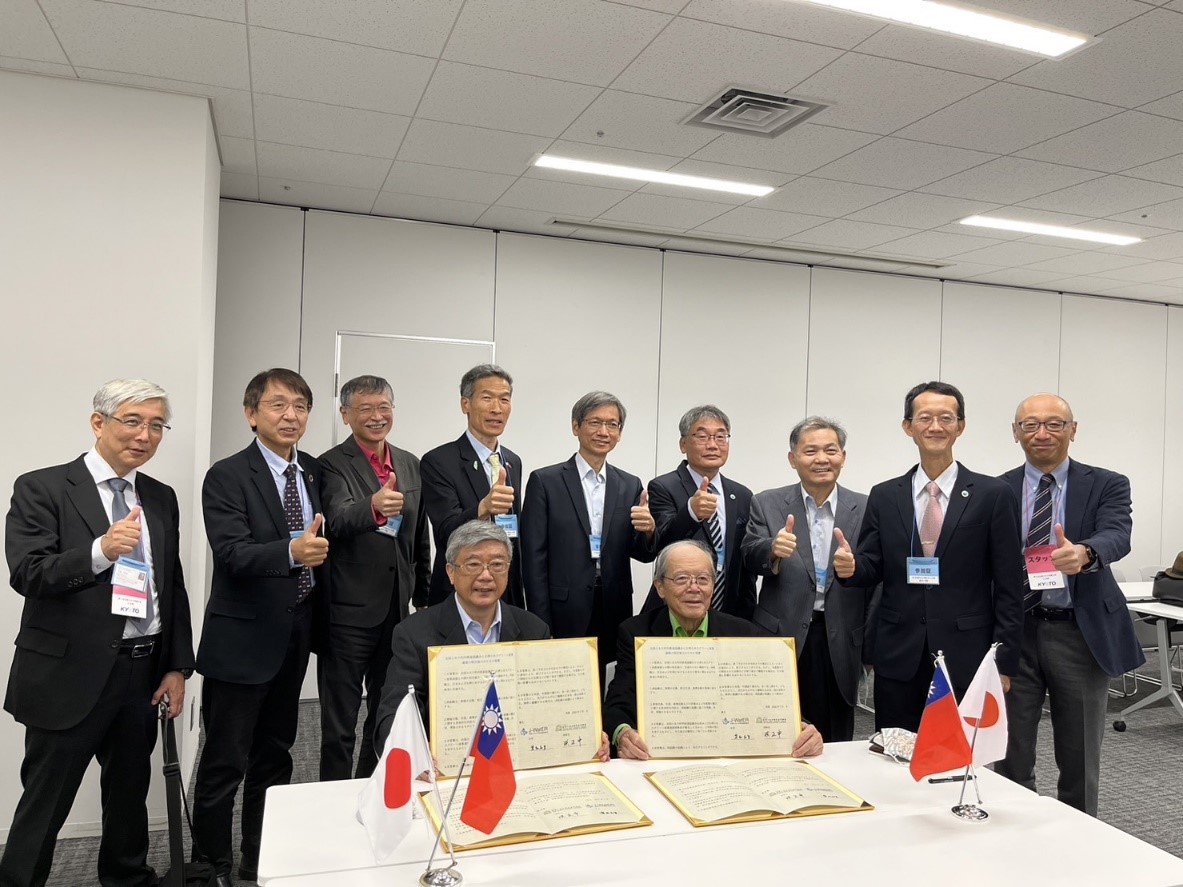 処長（後列左4）と調印代表の台湾小水力グリーンエネルギー産業連盟の洪正中・理事長（左前）及び日本全国小水力利用推進協議会の愛知和男・会長の記念撮影