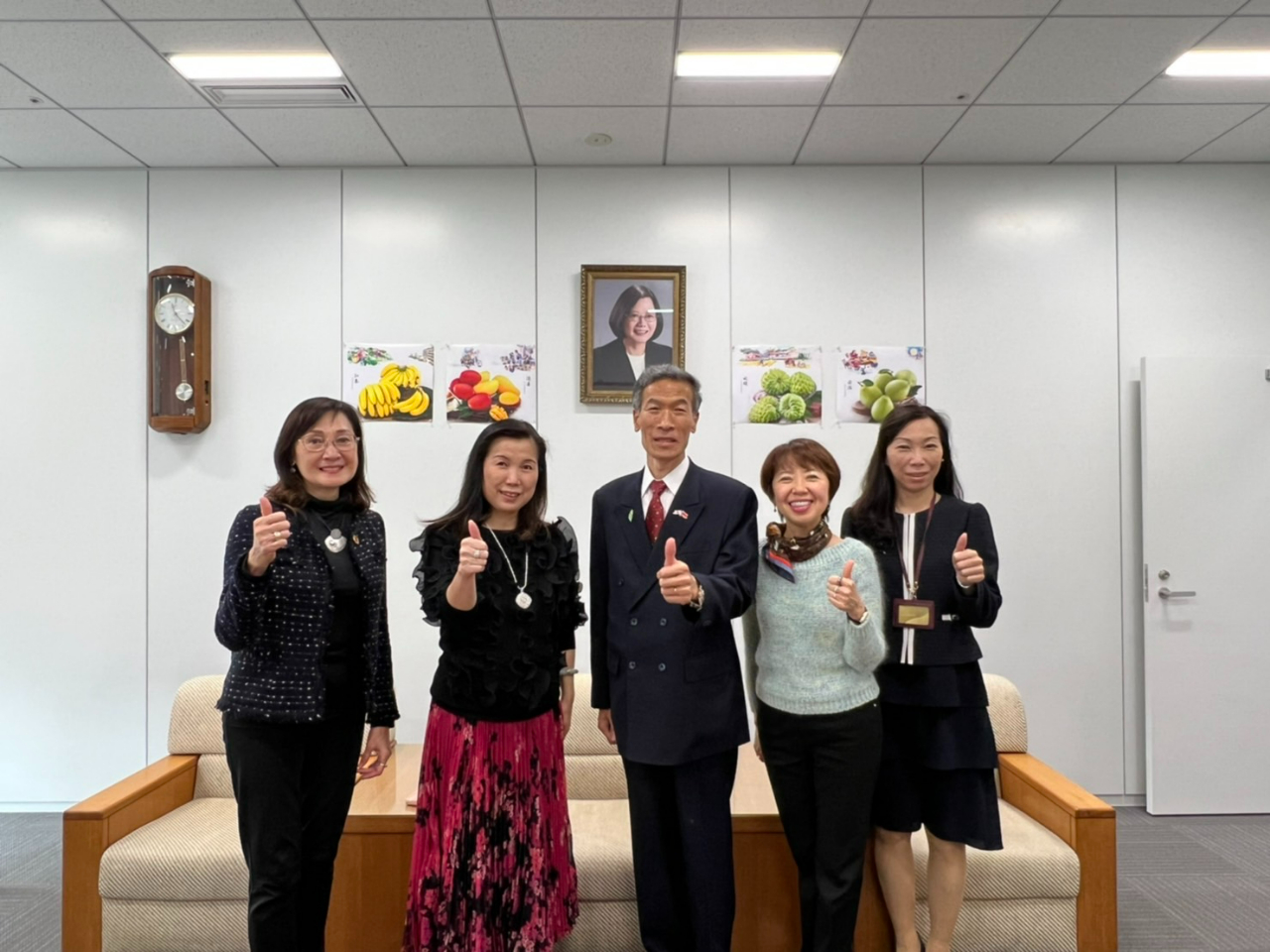 左より：尹副会長、紀会長、向処長、中西・国際事務顧問、楊課長