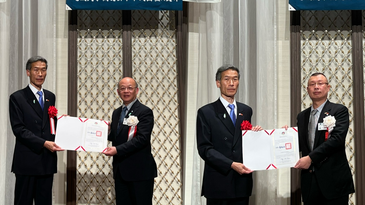 林・前会長および陳・新任会長へ感謝状を授与する向処長