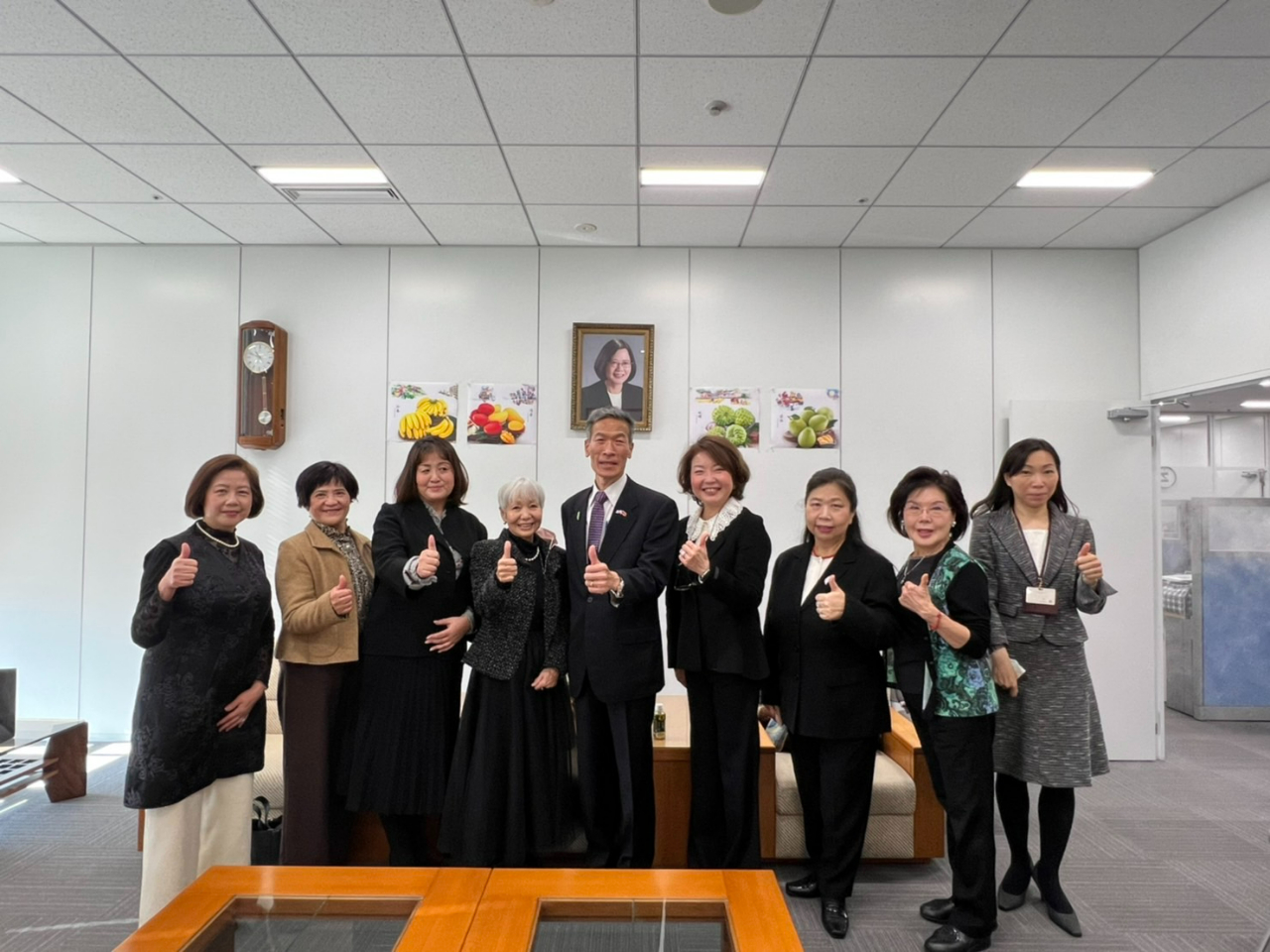 向明徳・駐大阪弁事処長と大阪中華総会幹部ら