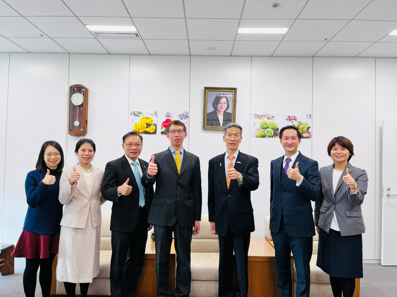 左より：国立清華大学国際学士プログラムの林書瑜・秘書、林佩錡・助教授、張永賢・駐大阪弁事処副処長、清華国際学院の董瑞安・院長、向明徳・駐大阪弁事処長、台北政経学院の謝英哲・教授、林育柔・文教課長