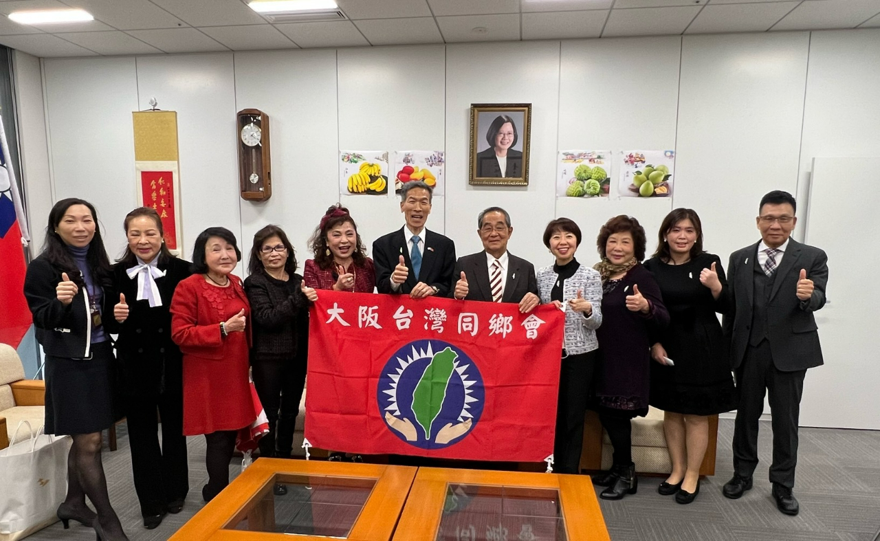 向処長(右から6番目)と謝会長(左から5番目)および幹部ら