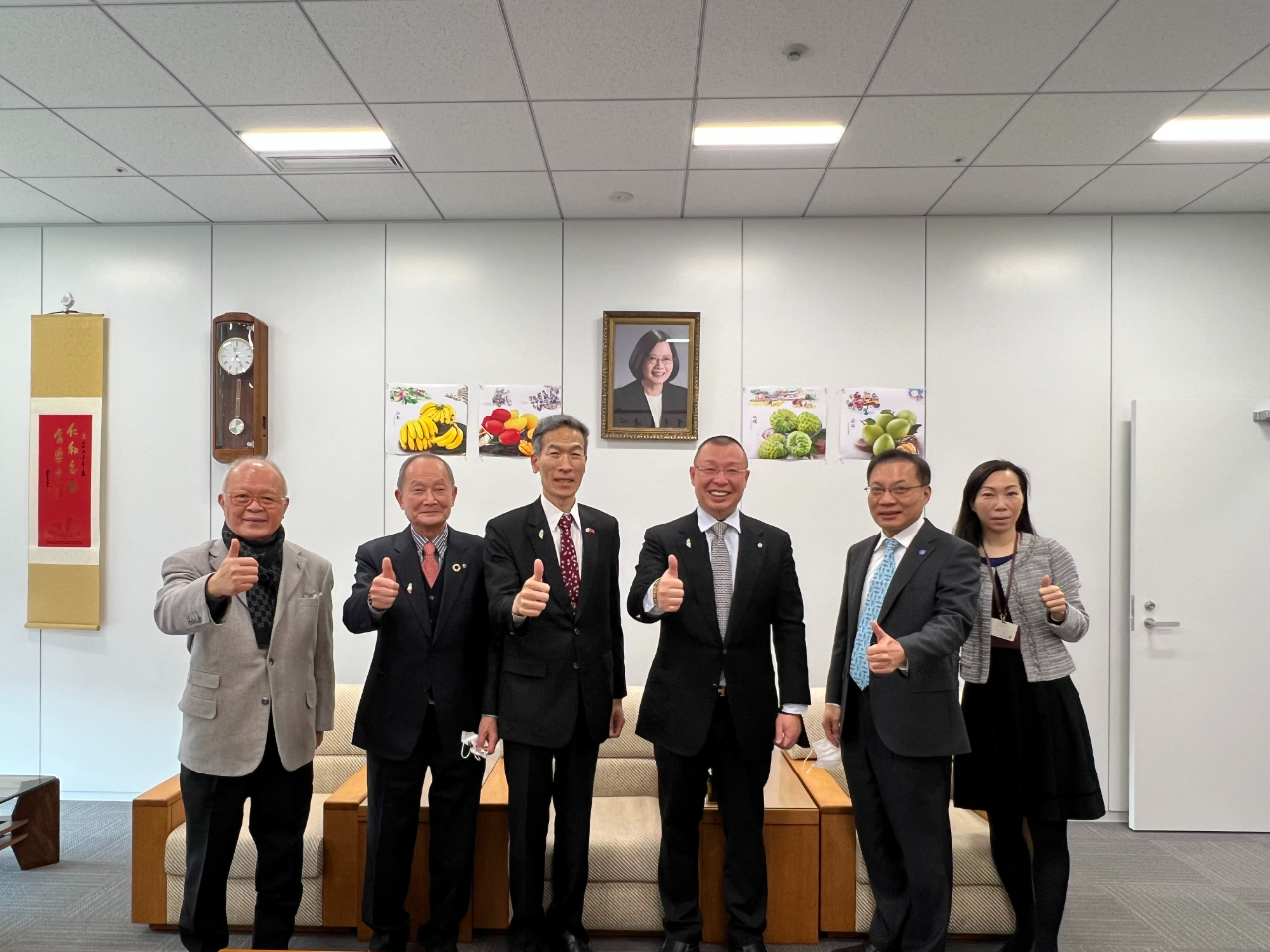 左より：陳会長、蔡名誉会長、向処長、陳会長、張副処長および楊課長