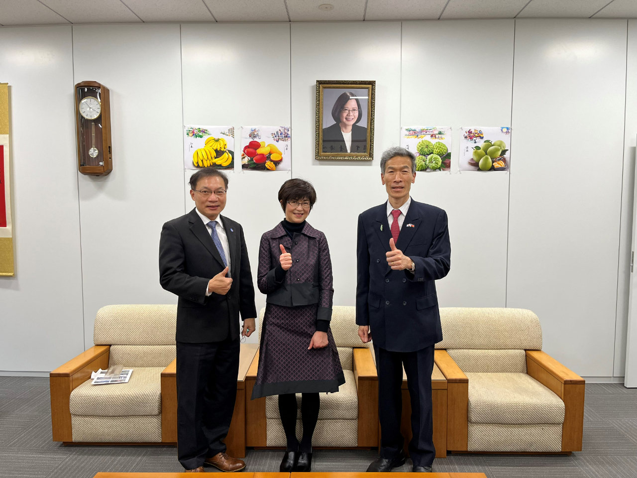 向処長（右）、井本研究家（中央）、張副処長（左）