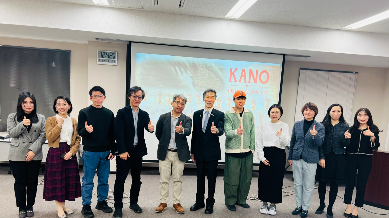 向明德・駐大阪弁事処長(中央)と 国立成功大学歴史学系の謝仕淵・副教授(左から５番目)、 大東文化大学の野嶋剛・教授(左から４番目)