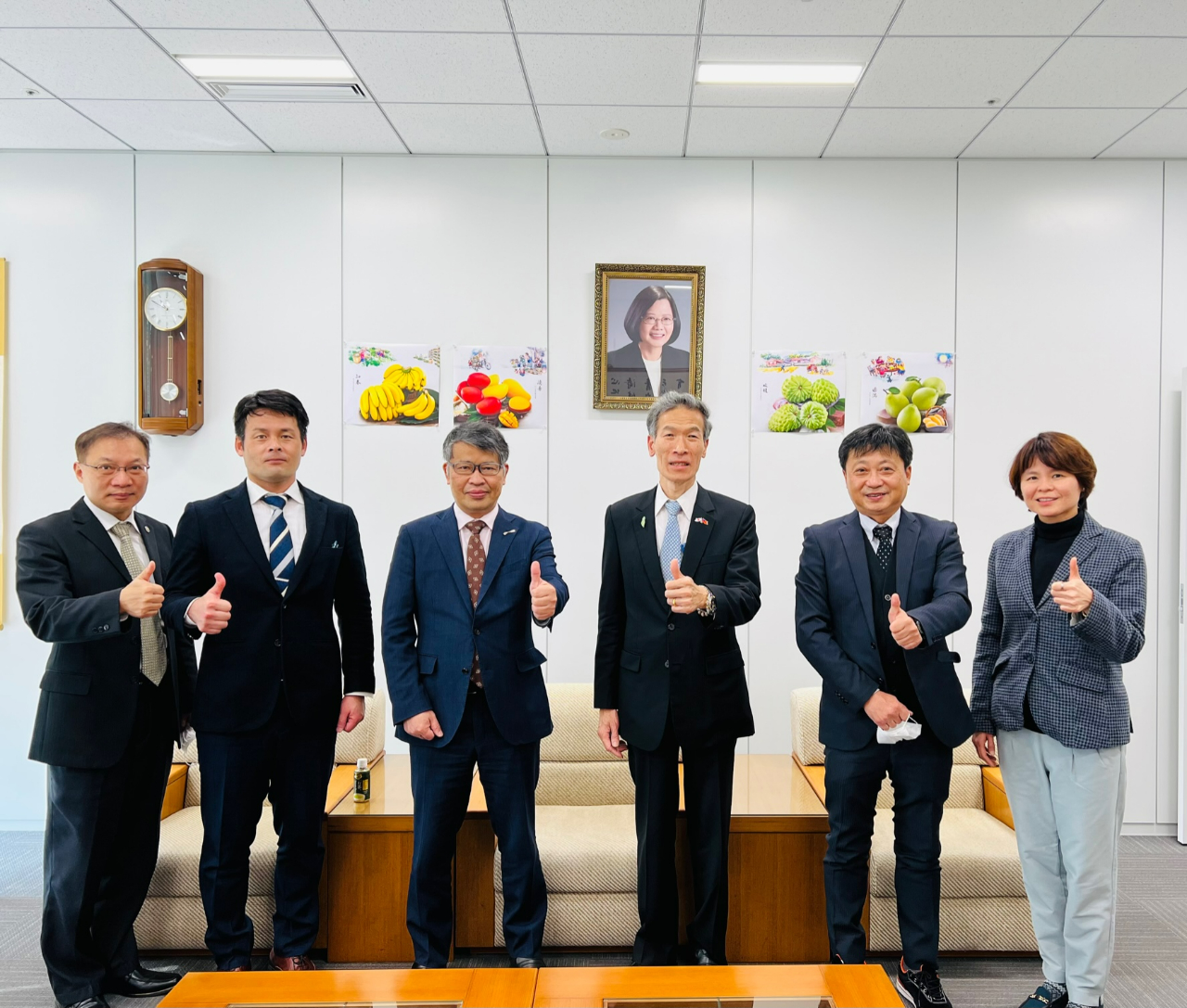 左より：張永賢・駐大阪弁事処副処長、追手門学院大手前中・高等学校の福島哲也・主幹教諭、濵田賢治・校長、向明德・駐大阪弁事処長、台湾進学ゼミの谷井隆夫・代表、林育柔・文教課長