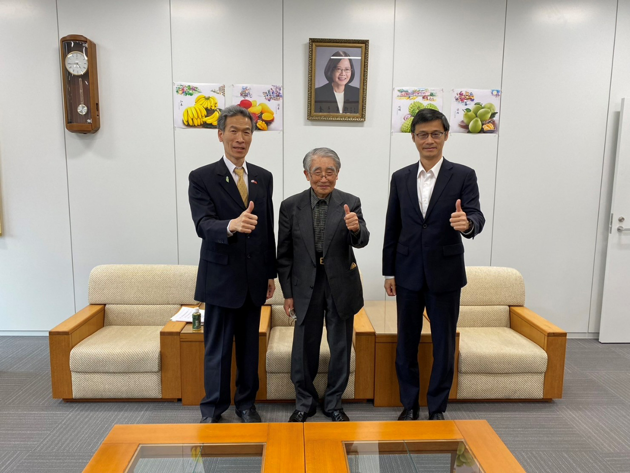 左より：向処長、平石秘書、黃部長