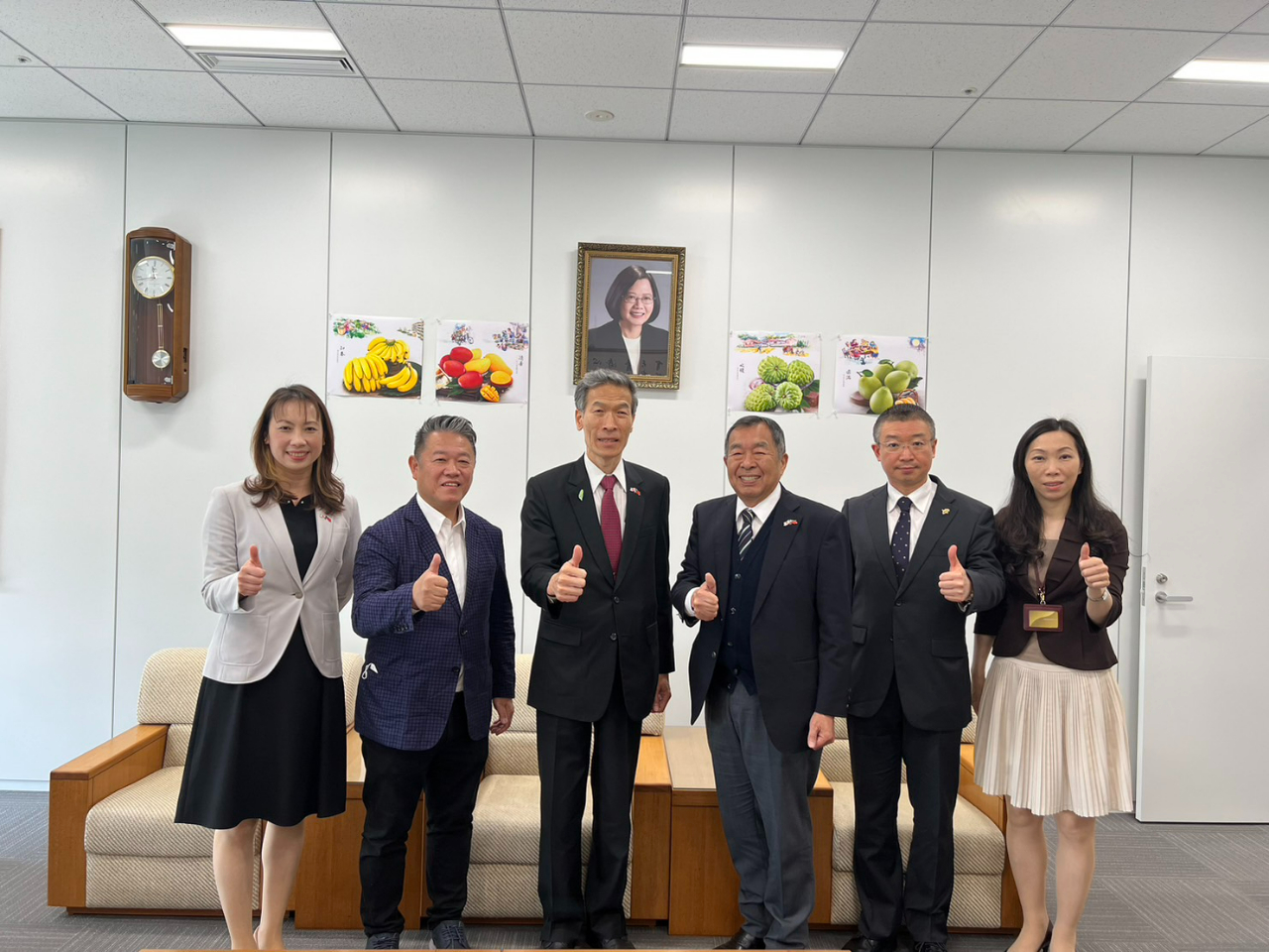 左より：劉佳玲・事務局長、魏禧之・会長、 向明德・処長、 郭重信・会長、
林學謙・事務局長および楊慧萍・課長