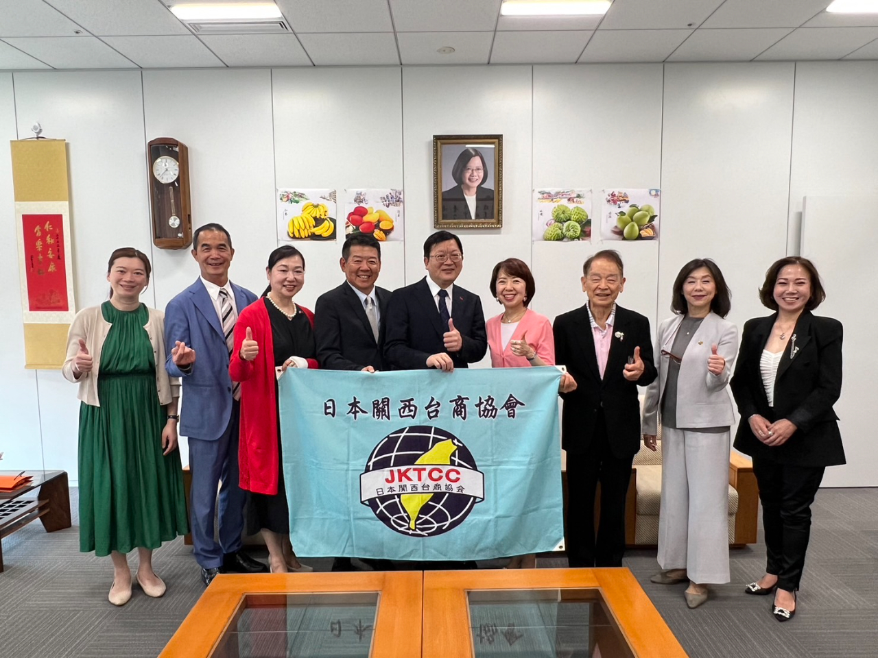 洪英傑・処長(中央)と楊立寧・会長(左から4番目)および幹部ら