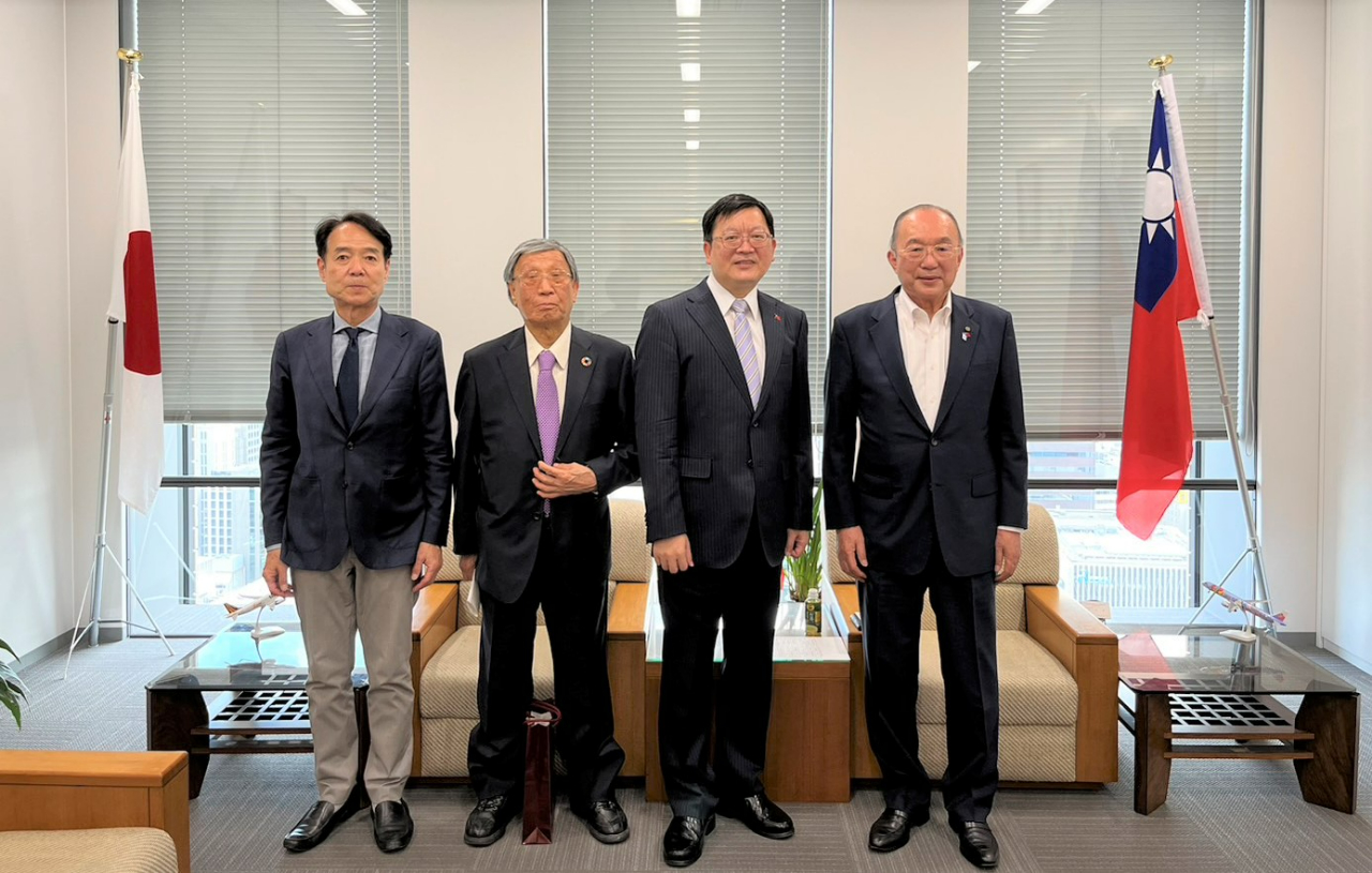 右より：鈴木副会長、洪処長、川合会長、西脇副会長
