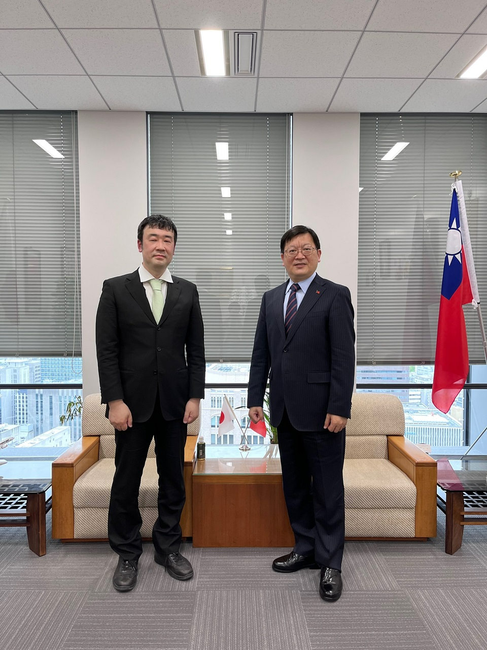 早稲田摂陵中学校・高等学校の松田和也・副校長が洪英傑・駐大阪弁事処長を訪問