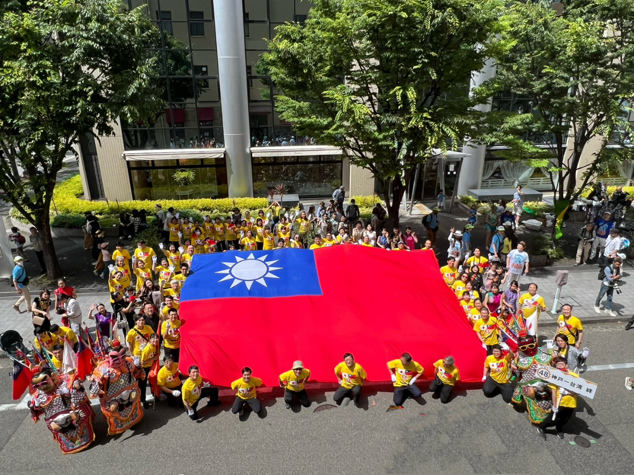 洪処長(国旗前右から4番目)と参加者