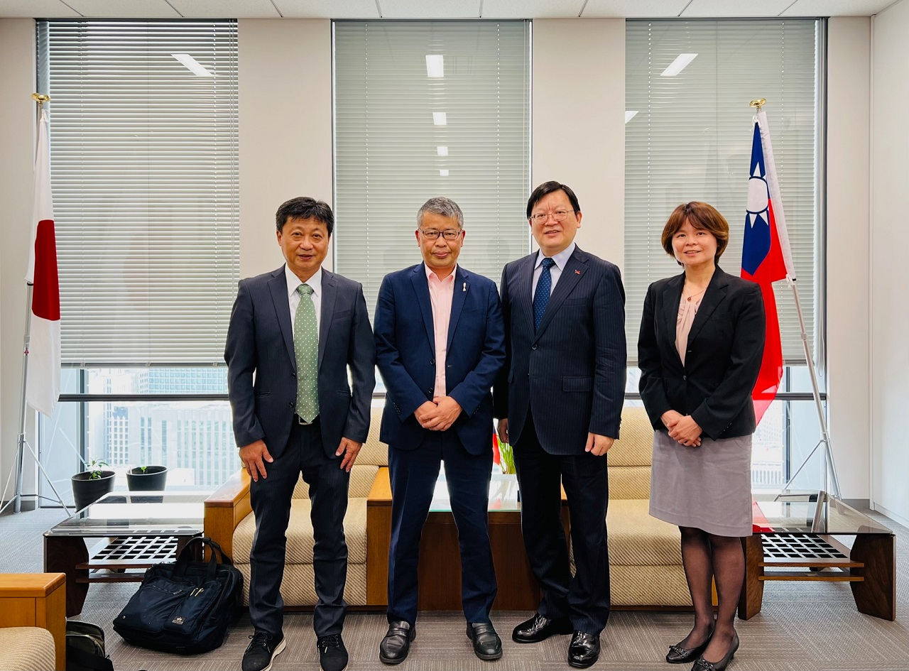 左より：台湾進学ゼミの谷井隆夫・代表、大手前中・高等学校の濵田賢治・校長、駐大阪弁事処の洪英傑・処長、林育柔・文教課長