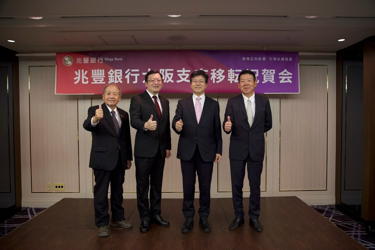 左より：大阪中華総会の洪里勝信・名誉会長、洪処長、兆豊銀行の胡光華・代表取締役、日本関西台商協会の楊立寧・会長