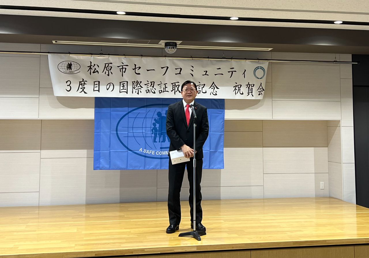 祝賀会にて挨拶する洪英傑・駐大阪弁事処長