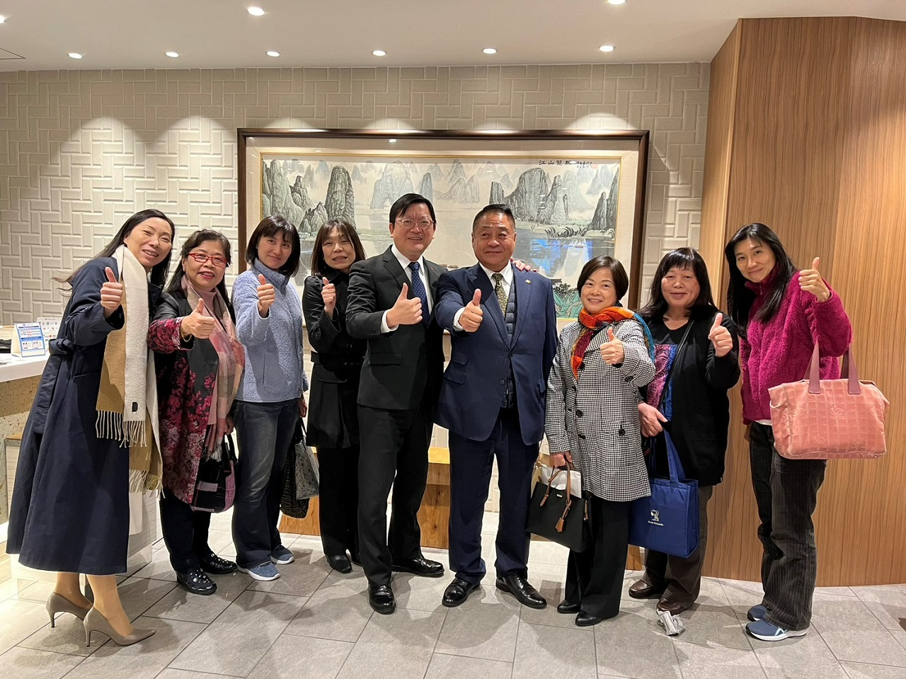 洪処長(左5人目)および李会長(右4人目)、幹部ら