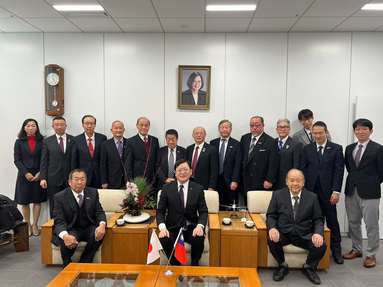 洪処長(中央)および大阪中華総会、大阪中華学校の幹部ら