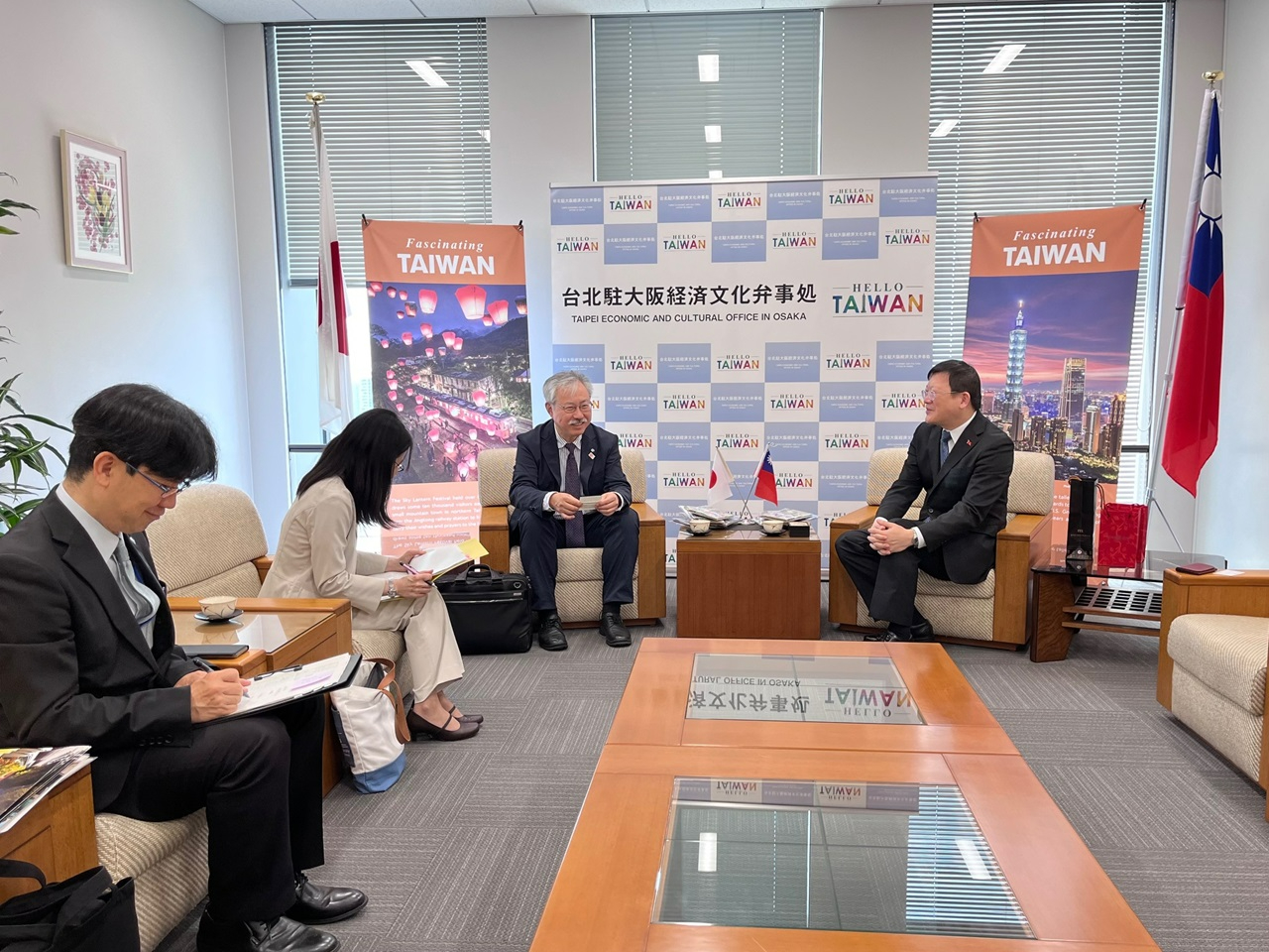 大阪大学の深瀬浩一・副学長らが洪英傑・駐大阪弁事処長(右)を訪問