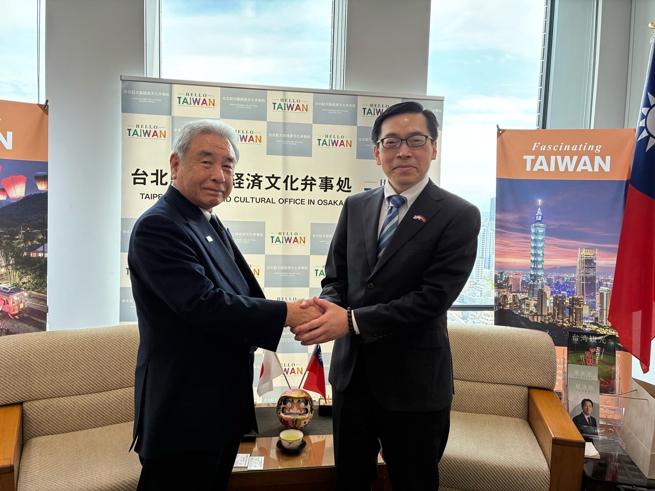 范振國・台湾駐大阪弁事処長(右)と高知県日台親善協会有田憲一会長(左)会談