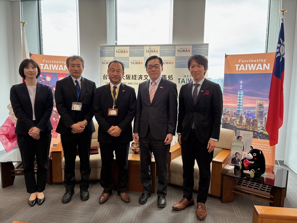 左より：重松課長、坂本次長、石丸所長、范処長、沈課長