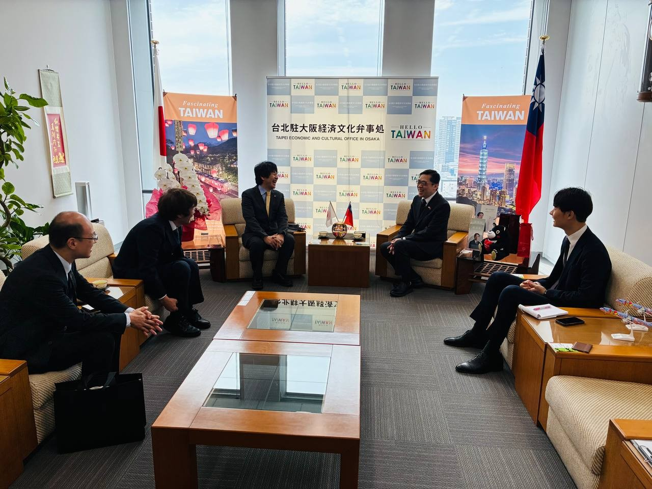 范処長は福井県大阪事務所の上藤正純所長および広部勝宏副所長一行による表敬訪問を受け、自治体との経済交流について意見交換を行った。
