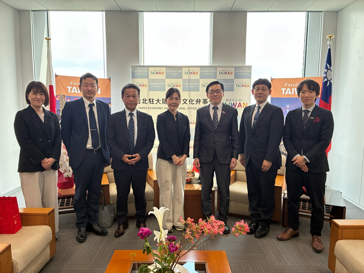 左より：戶井主事、原囿主查、中下所長、松田担当監、范処長、小野次長、沈課長