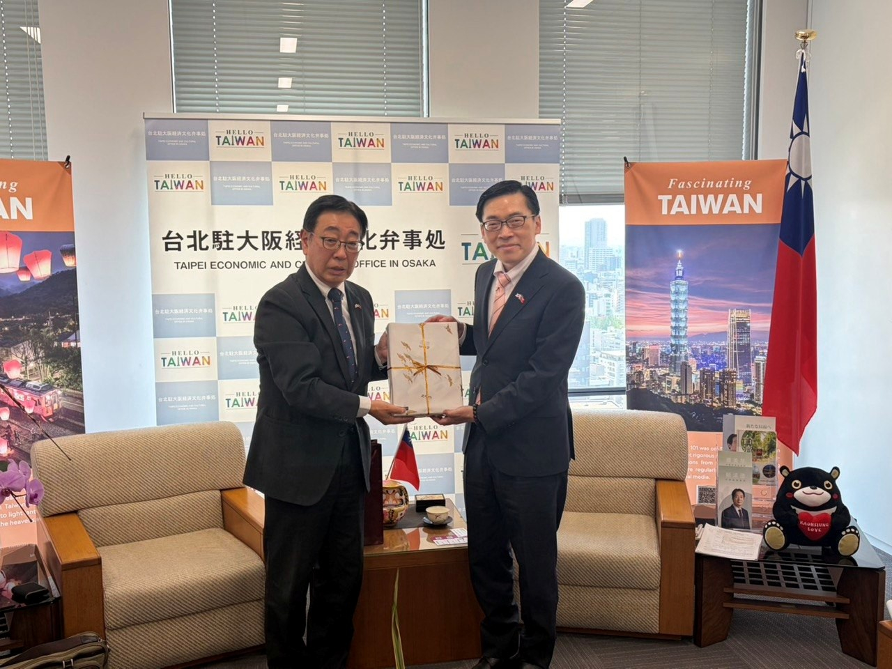 范処長と小島会長による記念撮影