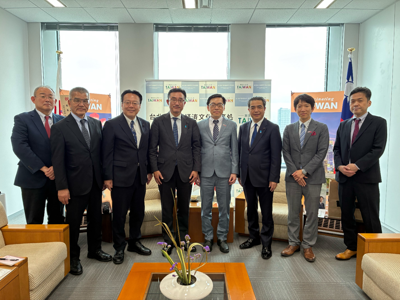 左より：辻所長、福田監事、西森副会長、弘田会長、范処長、下村幹事長、沈課長、須藤次長