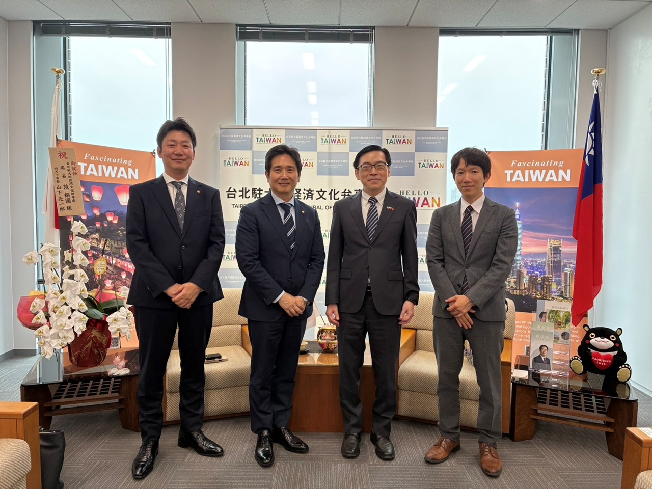 左より：山本営業統括、吳支店長、范処長、沈課長