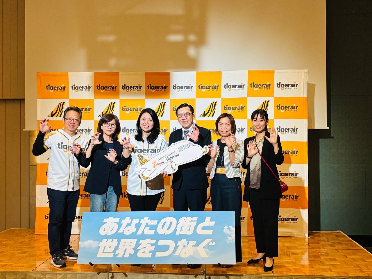 范処長と台湾タイガーエアの黄世恵社長らによる記念撮影
