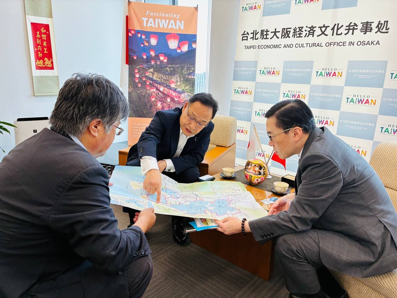 范処長と戶嶋町長は台日交流などについて意見交換を行った。