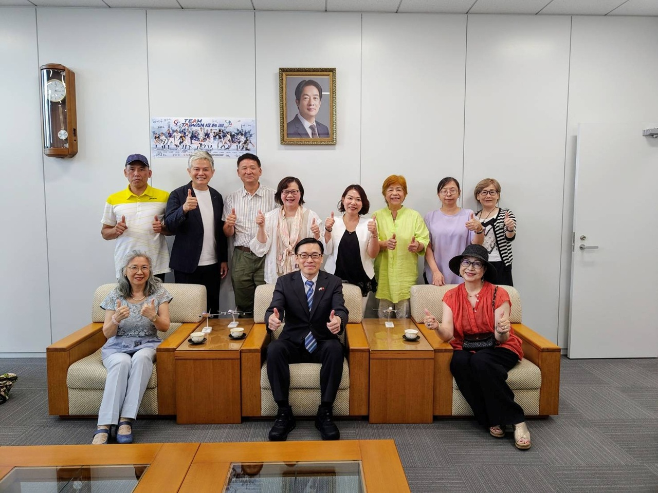 范振國・駐大阪処長(前列中央)および日本中部地区台湾同郷会・陳惠貞会長(前列左)とその他幹部の集合写真