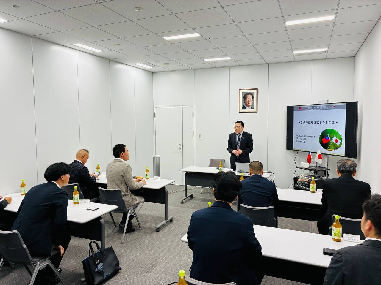 范処長、中田宏衆議員一行に台日関係について説明を行った