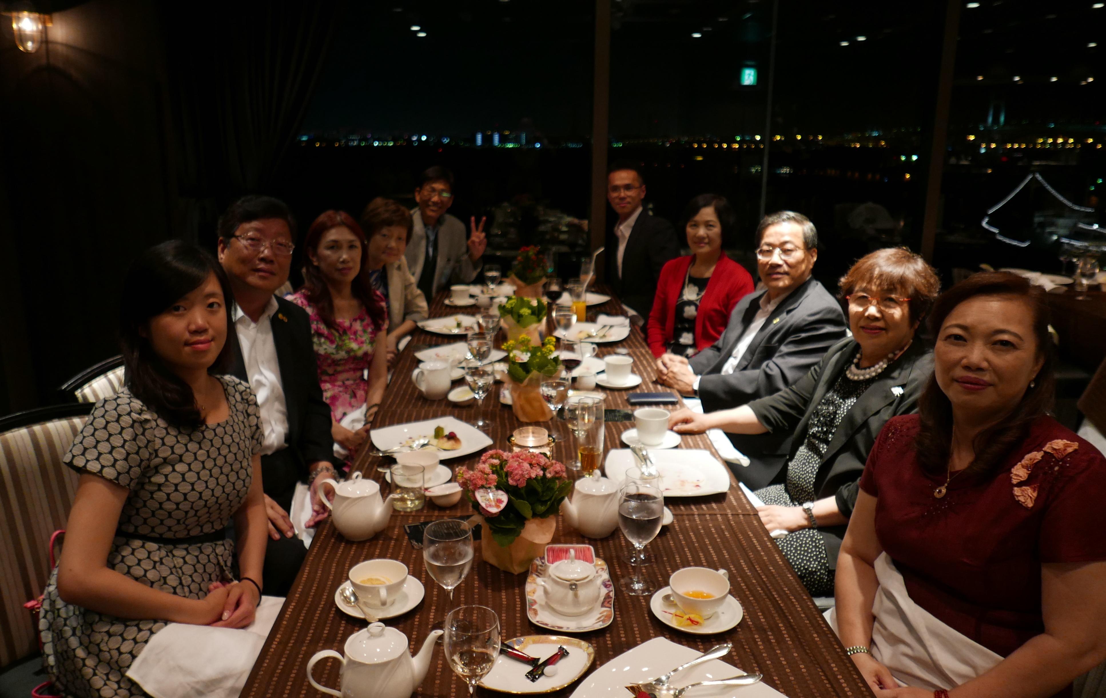 橫濱台灣商會洪會長(左前3)、駐處陳處長(右前3)