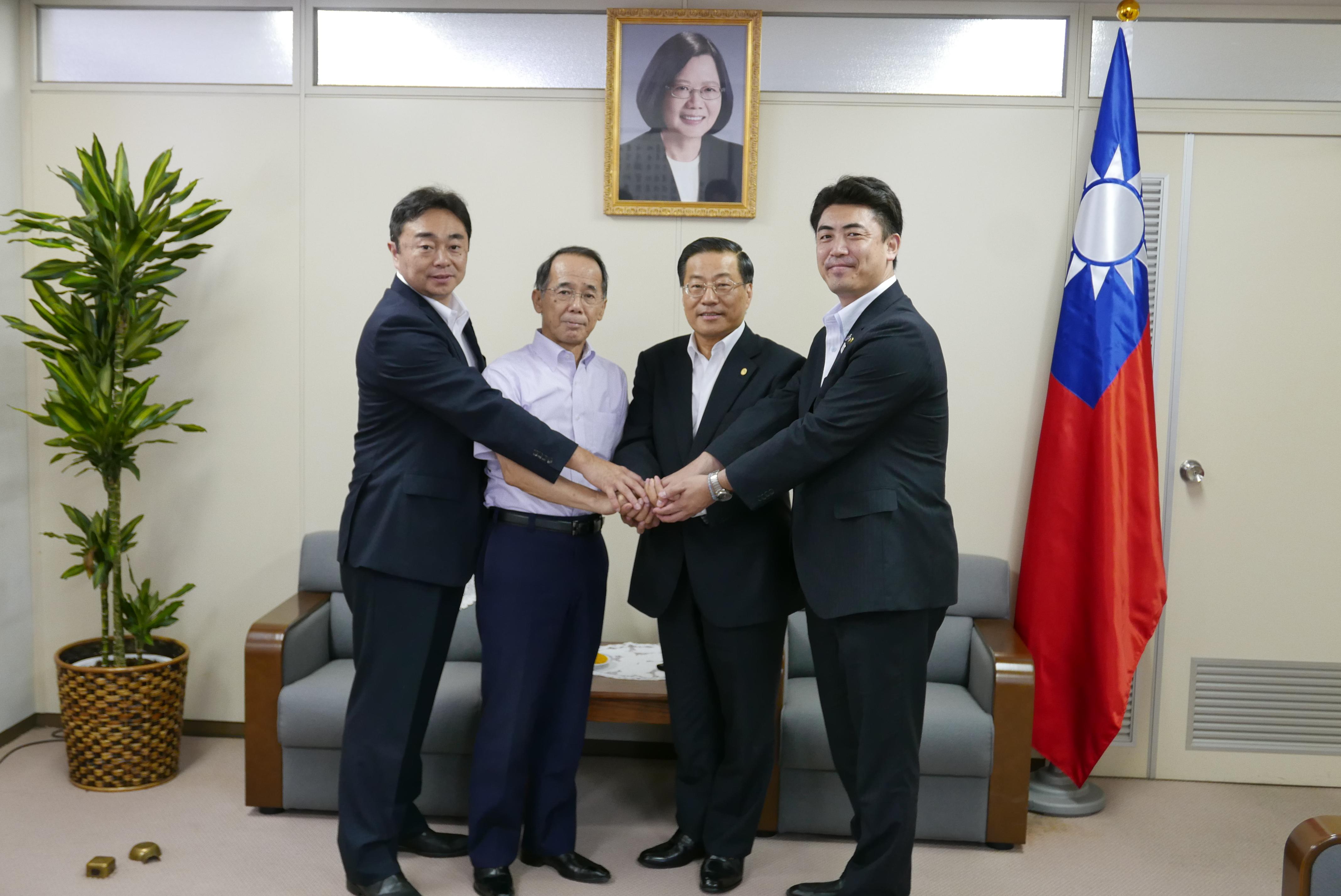 神奈川縣海老名市內野優市長(左2)、北海道登別市小笠原春ㄧ(左1)、宮城縣白石市山田裕ㄧ市長(右1)