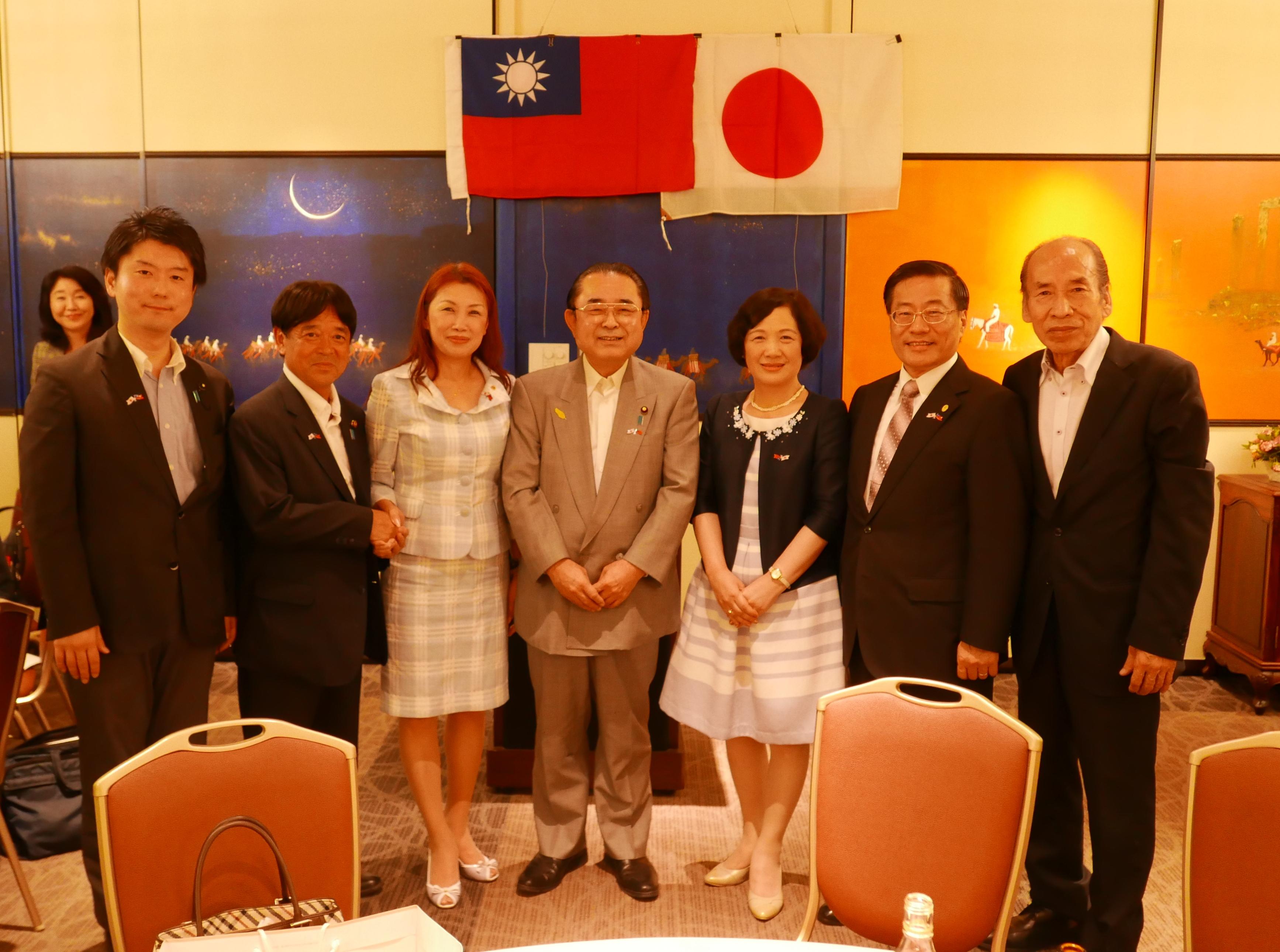 眾議員田中和德(右4)、松原會長(左2)、三谷輝夫(右1)、田中德ㄧ郎理事長(左1)