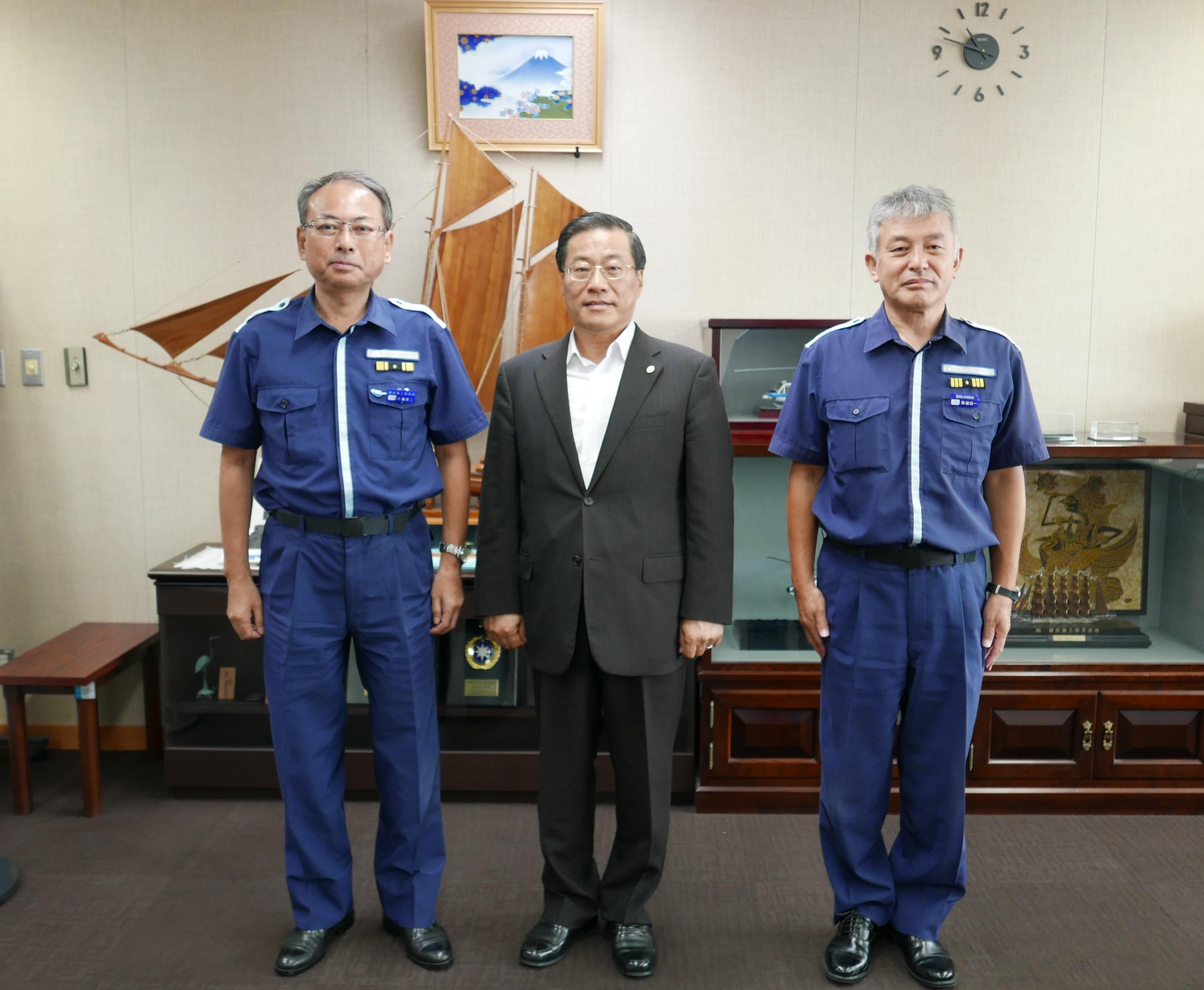 小野良二部長(左1)、駐處陳處長(中間)、高橋昭ㄧ次長(右1)