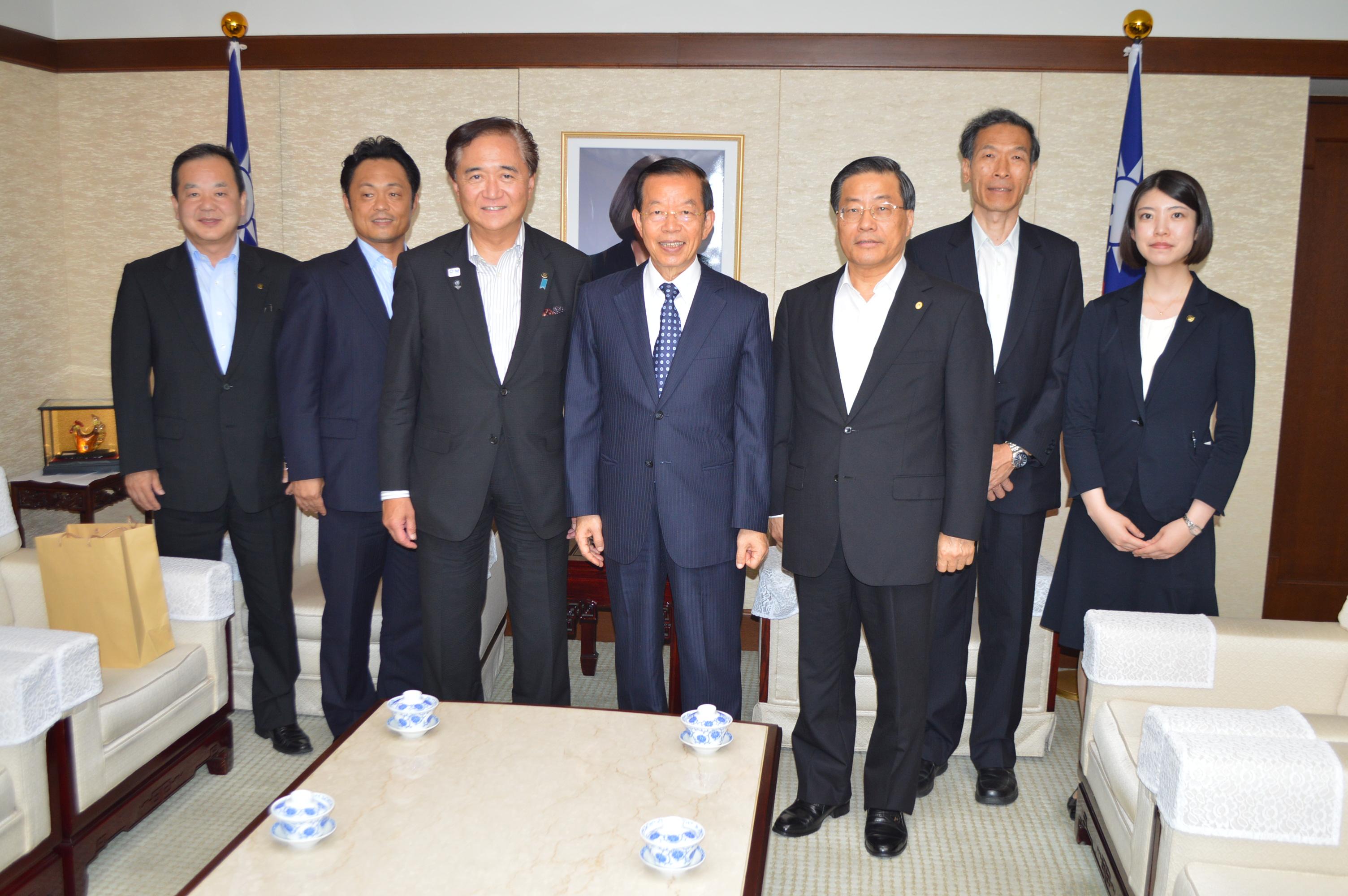 駐日代表處謝大使長廷(中間)、神奈川縣黑岩祐治知事(左3)、駐處陳處長桎宏(右3)