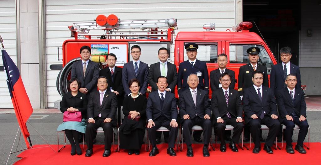 竹內市議長（右3）、靜岡縣外岡危機管理監(右2)、靜岡長谷川外交局長（右1）