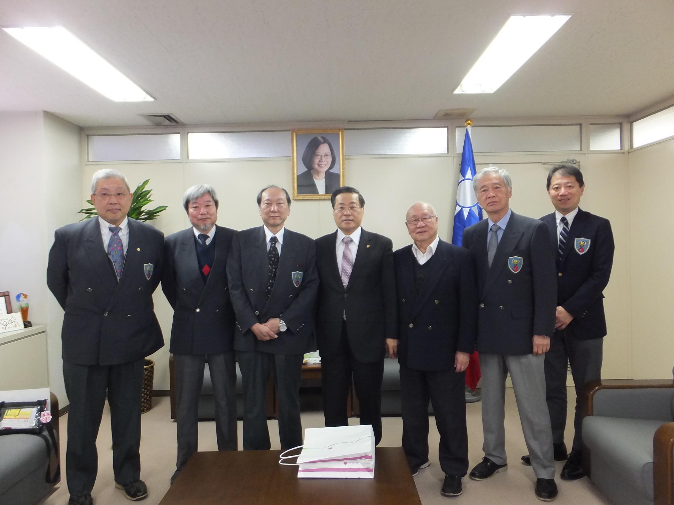 陳處長(中間)、陳德良會長(左3)、張卓民副會長(左2)、虞港龍副會長(左1)、張如偉副會長(右1)