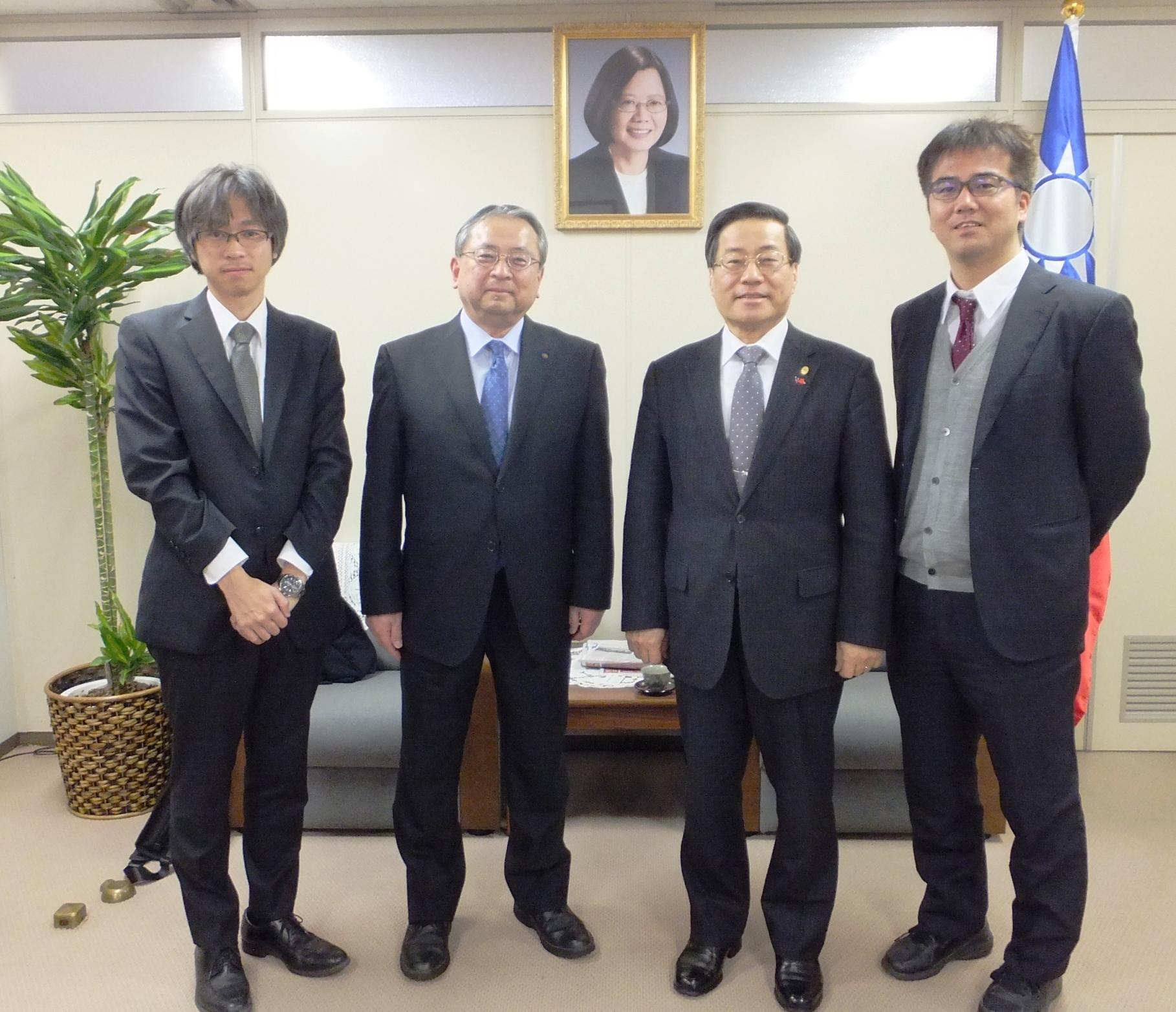 靜岡縣廳地域外交監增井浩二(左2)、日本富士之國靜岡縣駐台辦事處內藤晴ㄧ副所長(右1)、靜岡縣廳地域外交課矢崎雅人(左1)、陳處長(右2)