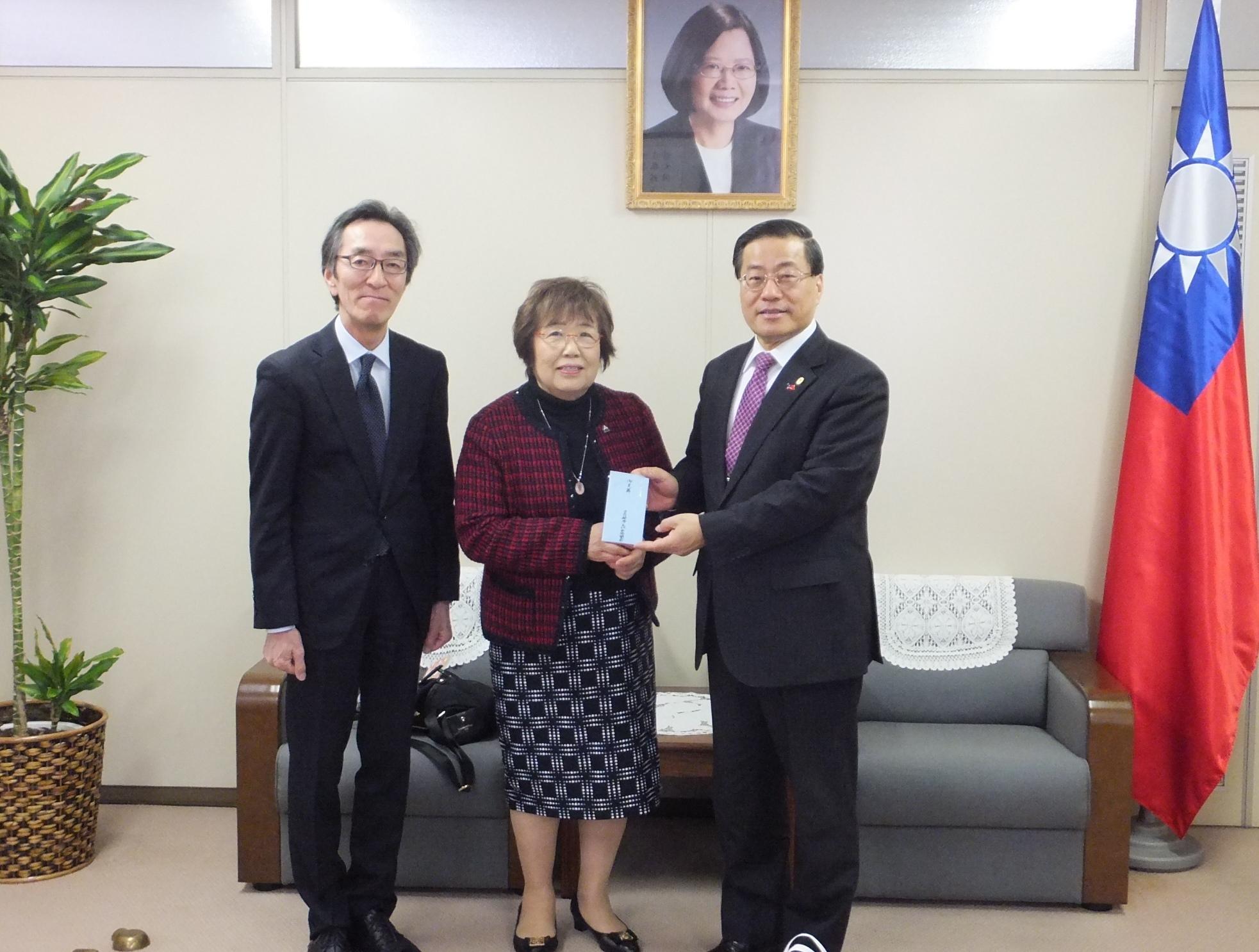 陳處長(右1)、上村直子會長(中)、神奈川縣日華親善協會古正隆事務局長(左1)