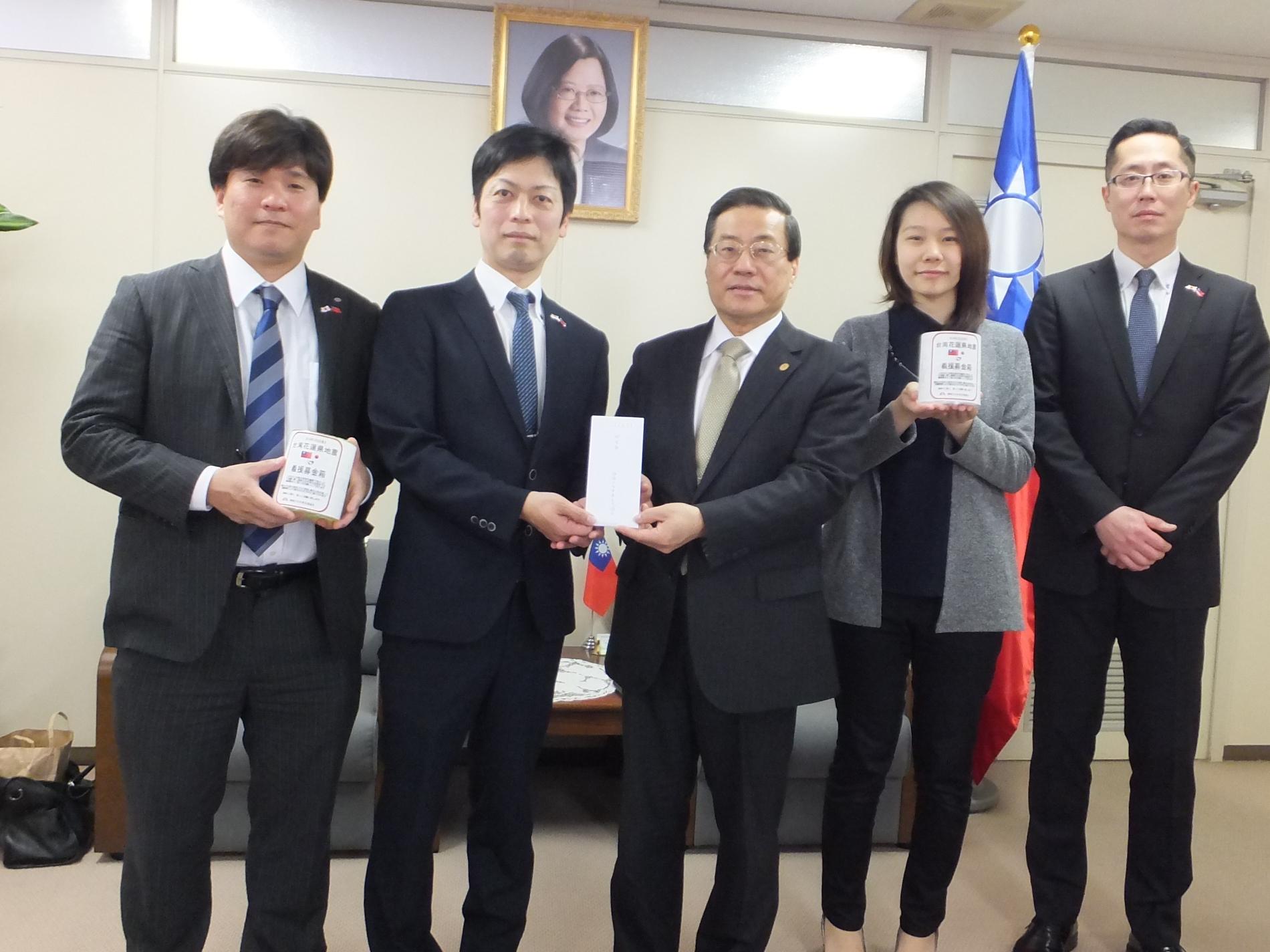 添田宏高會長(左2)、陳處長(中)